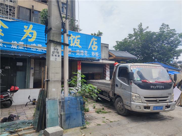 成都店鋪拆除清運(yùn)公司錦江區(qū)石佛寺街86號(hào)戰(zhàn)狼拆除案例